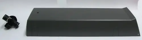 Schwarze Abdeckung und ein Verbindungselement, die möglicherweise Teil eines Umbausets von Daikin sind, auf hellem Hintergrund.
